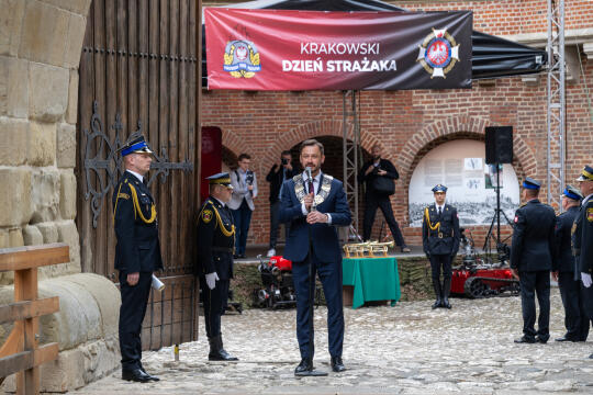 UMK_D_004_017_fot. Piotr Wojnarowski.jpg-Miszalski, Dzień Strażaka, Barbakan, otwarcie bramy