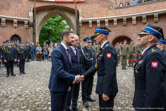 UMK_D_004_077_fot. Piotr Wojnarowski.jpg-Miszalski, Dzień Strażaka, Barbakan, otwarcie bramy