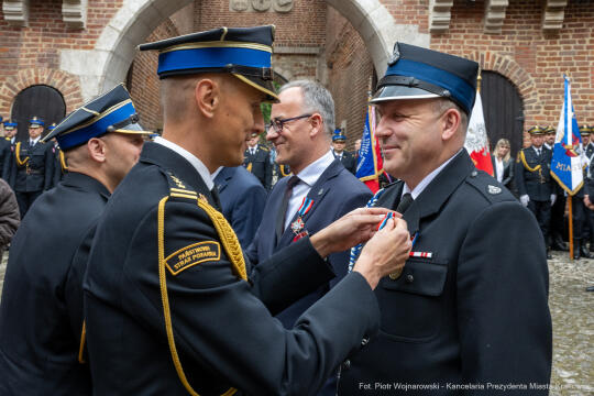 UMK_D_004_081_fot. Piotr Wojnarowski.jpg-Miszalski, Dzień Strażaka, Barbakan, otwarcie bramy