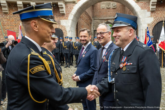 UMK_D_004_082_fot. Piotr Wojnarowski.jpg-Miszalski, Dzień Strażaka, Barbakan, otwarcie bramy