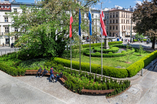 Zielona strefa wypoczynku przed magistratem