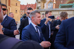 Premier Węgier Péter Magyar podczas wizyty w Krakowie. Na zdjęciu widoczny jest spacer ulicą miasta w asyście ochrony, w tle zabudowa miejska w pogodny dzień.