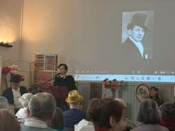 ltpBCkSK.jpg-Piosenką w hołdzie mamom – Mieczysław Fogg w naszym Domu.