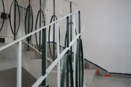 Schody z nowoczesnym balustradą w jasnym wnętrzu.