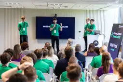 Prezentacja zespołu młodych ludzi podczas wydarzenia Mobile Solutions Space Cup 2023.