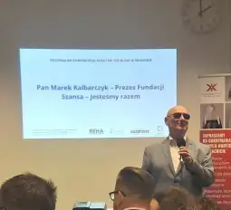 Marek Kalbarczyk, prezes Fundacji Szansa, przemawia na konferencji REHA for the Blind w Krakowie.