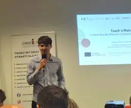 Mężczyzna przemawia podczas wydarzenia dotyczącego mody dla osób niewidomych i słabowidzących.