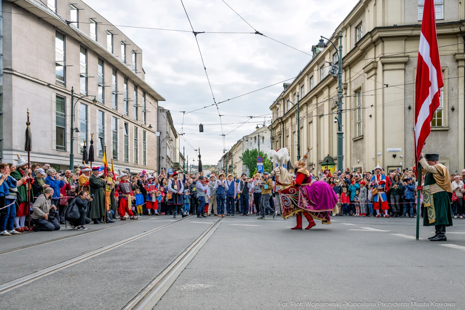 Parada z uczestnikami w strojach historycznych i tłumem widzów na ulicy.  Autor: Piotr Wojnarowski