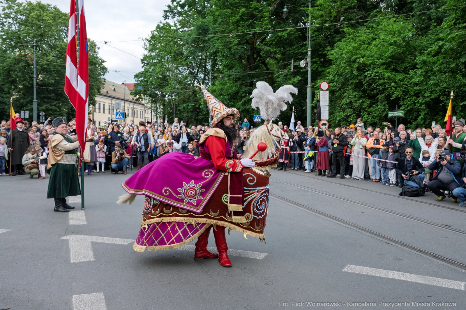 Kostiumowany uczestnik parady na koniu, otoczony przez tłum widzów.  Autor: Piotr Wojnarowski