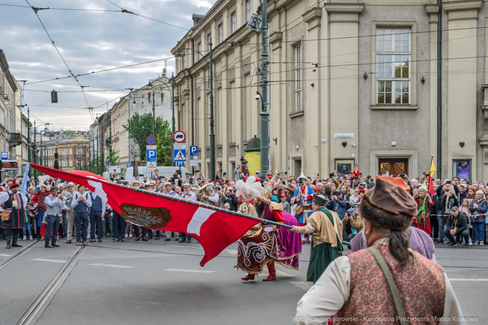 Tłum ludzi z flagą na ulicy podczas parady w Krakowie.  Autor: Piotr Wojnarowski