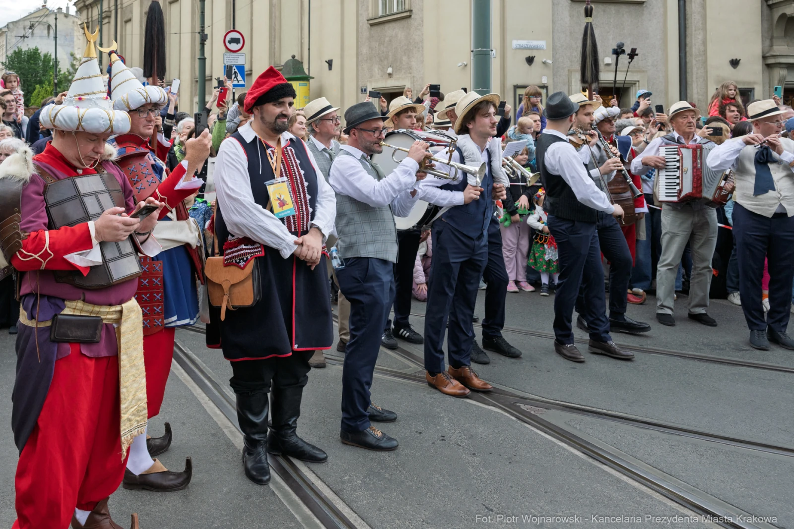 Grupa ludzi w tradycyjnych strojach, grających na instrumentach muzycznych podczas festiwalu.  Autor: Piotr Wojnarowski