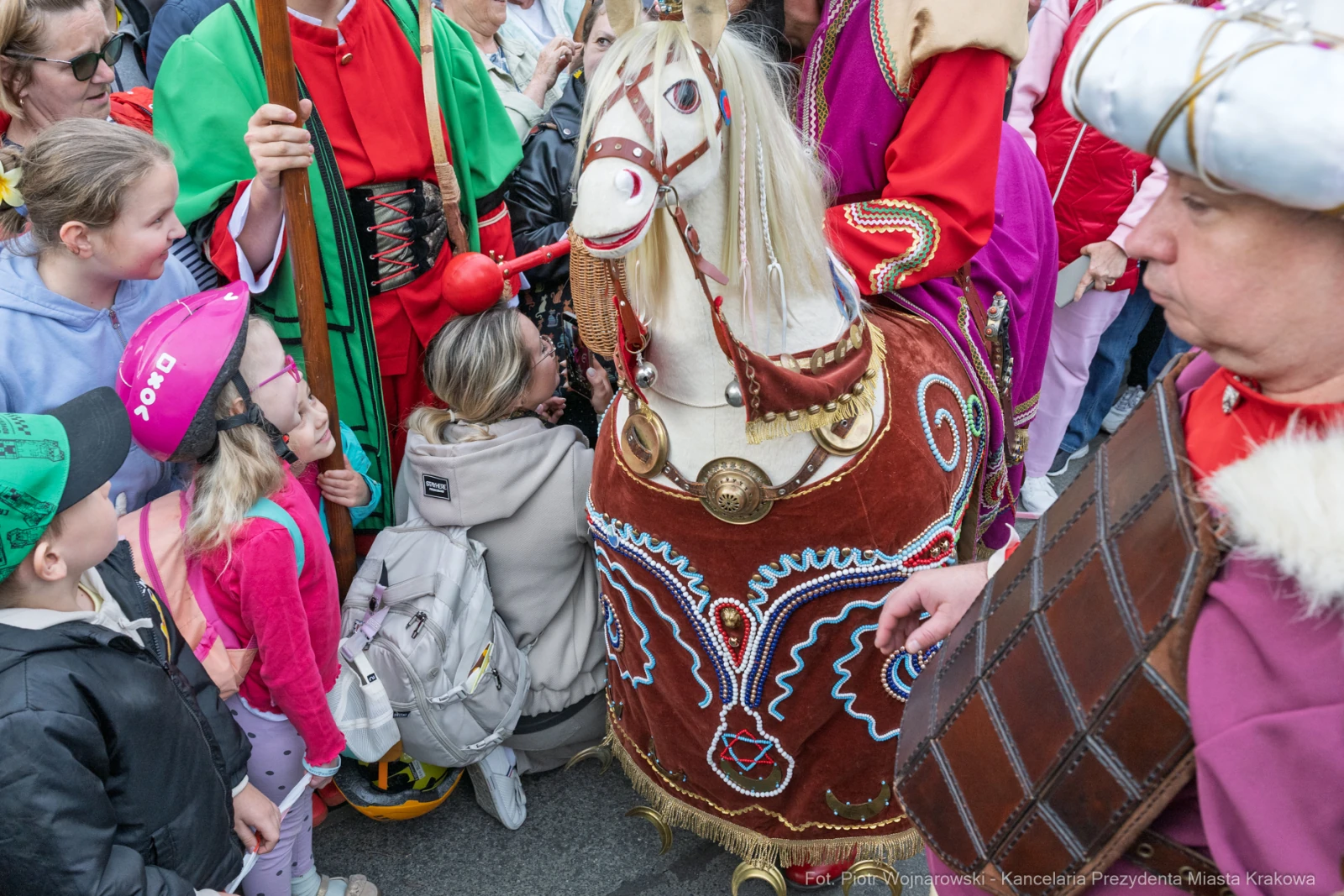 Dzieci podziwiają konia przebrane w kolorowe stroje podczas festiwalu.  Autor: Piotr Wojnarowski