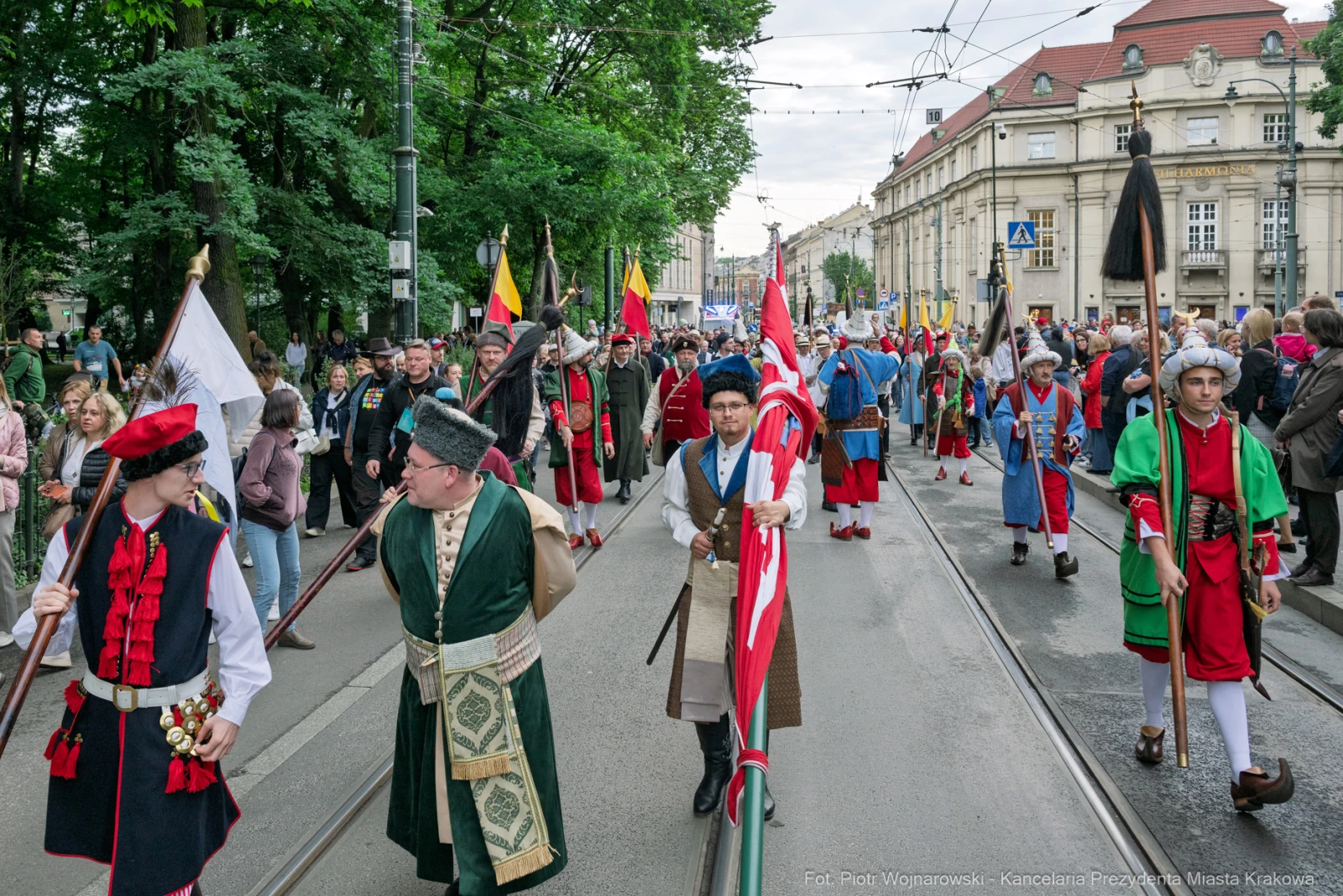 Parada z tradycyjnymi strojami, flagami i uczestnikami w historycznych kostiumach.  Autor: Piotr Wojnarowski