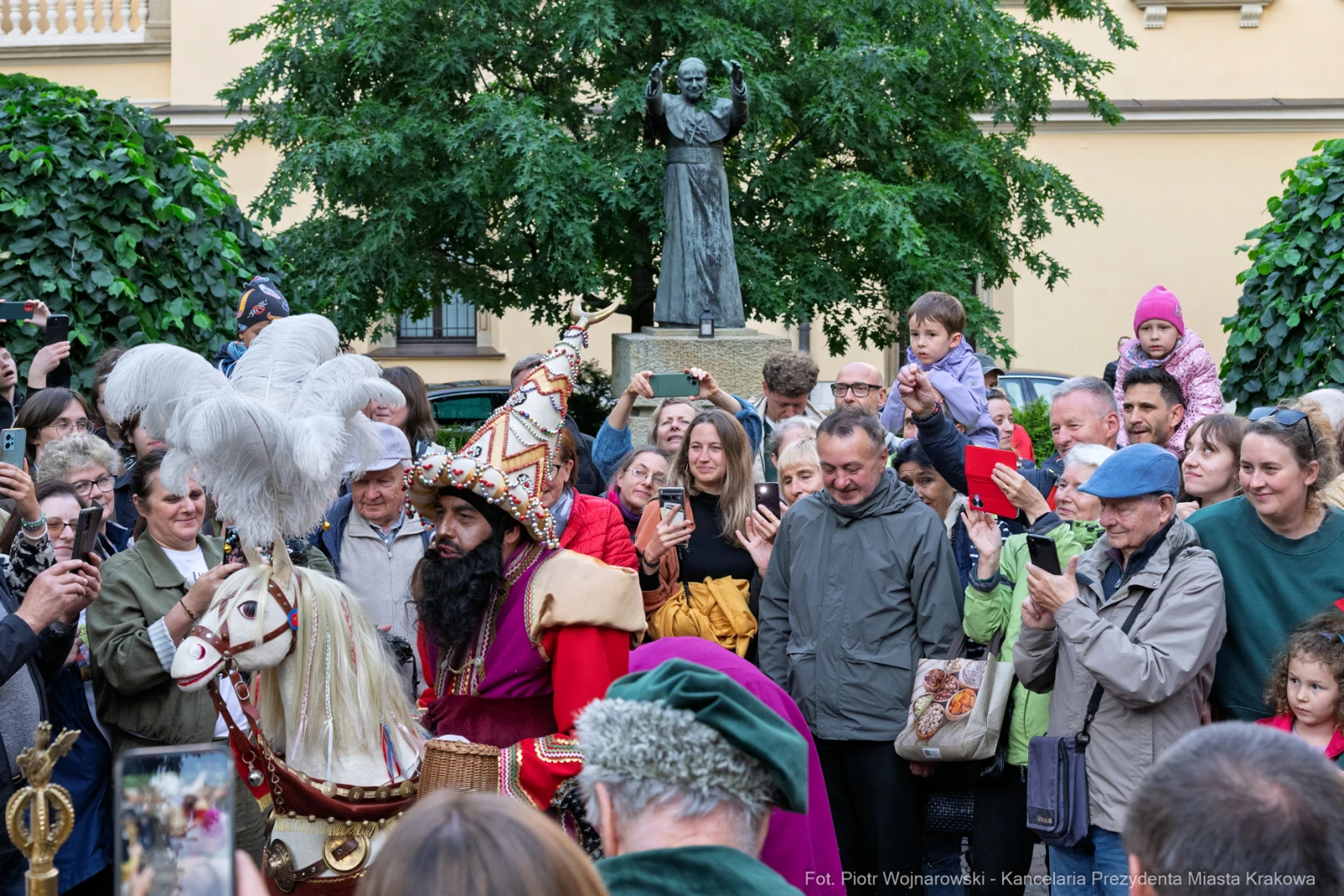 Parada z postaciami w strojach historycznych, tłum ludzi z telefonami, w tle pomnik.  Autor: Piotr Wojnarowski
