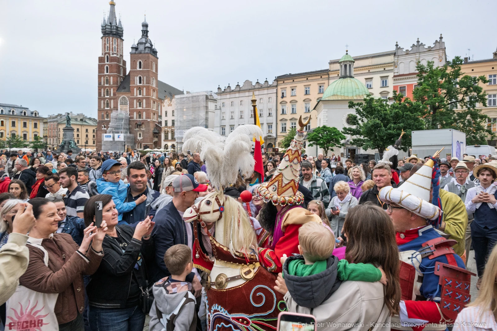 Tłum ludzi w strojach ludowych podczas festiwalu na krakowskim rynku.  Autor: Piotr Wojnarowski