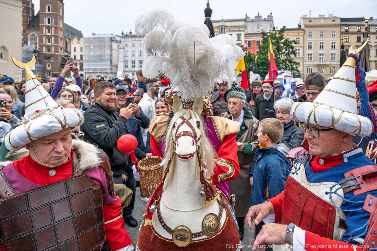 Uczestnicy parady w strojach historycznych z koniem w centrum miasta.  Autor: Piotr Wojnarowski