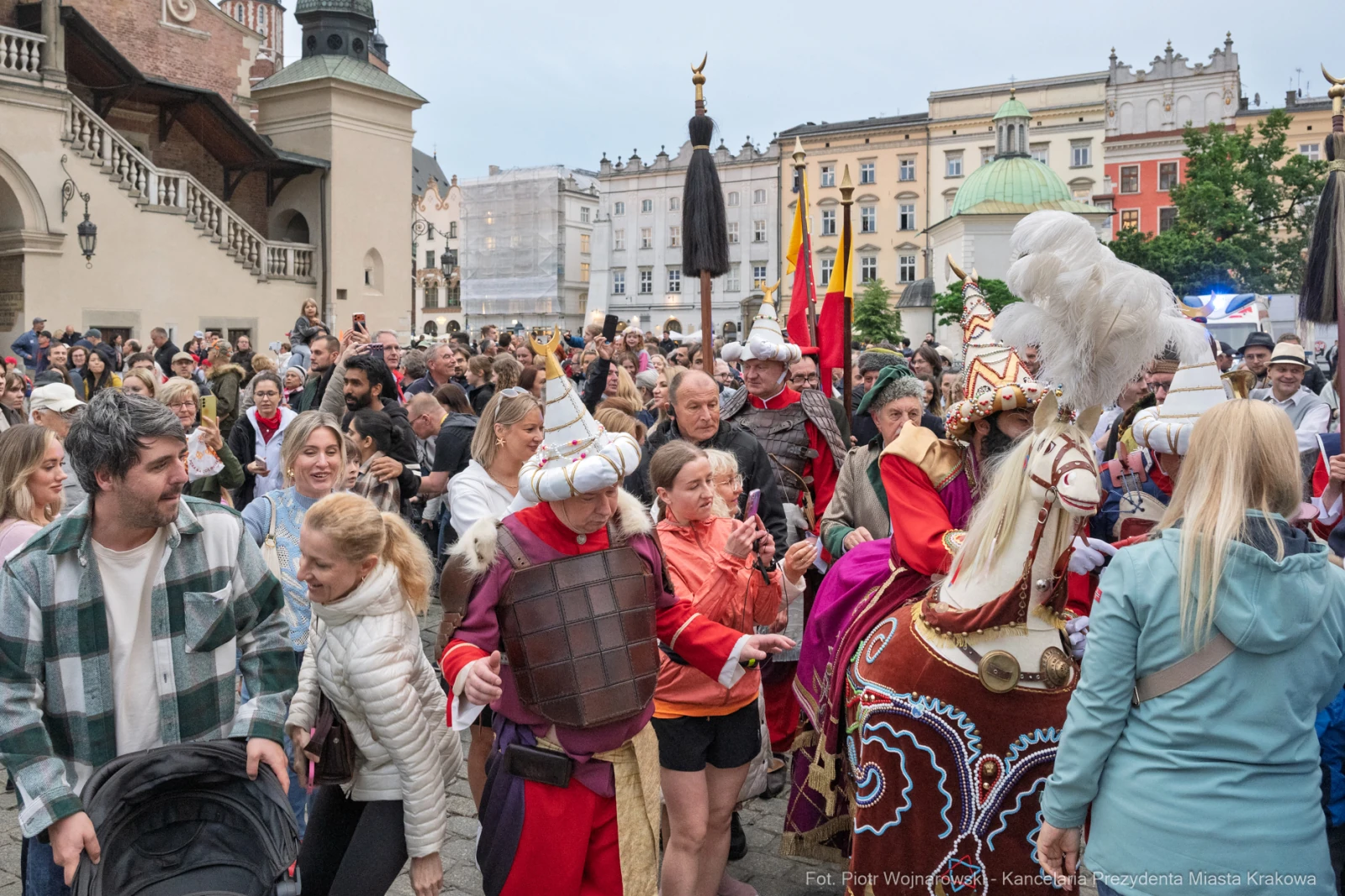 Tłum ludzi w strojach historycznych podczas festiwalu na rynku w Krakowie.  Autor: Piotr Wojnarowski