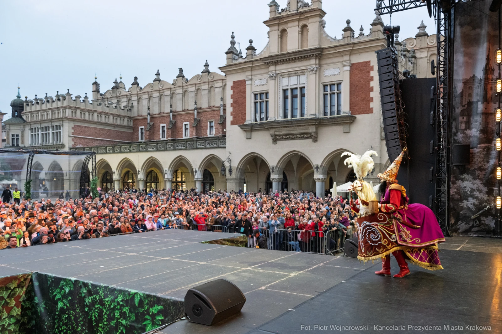 Tłum ludzi na placu, występ artystyczny z kolorowymi strojami i dekoracjami.  Autor: Piotr Wojnarowski
