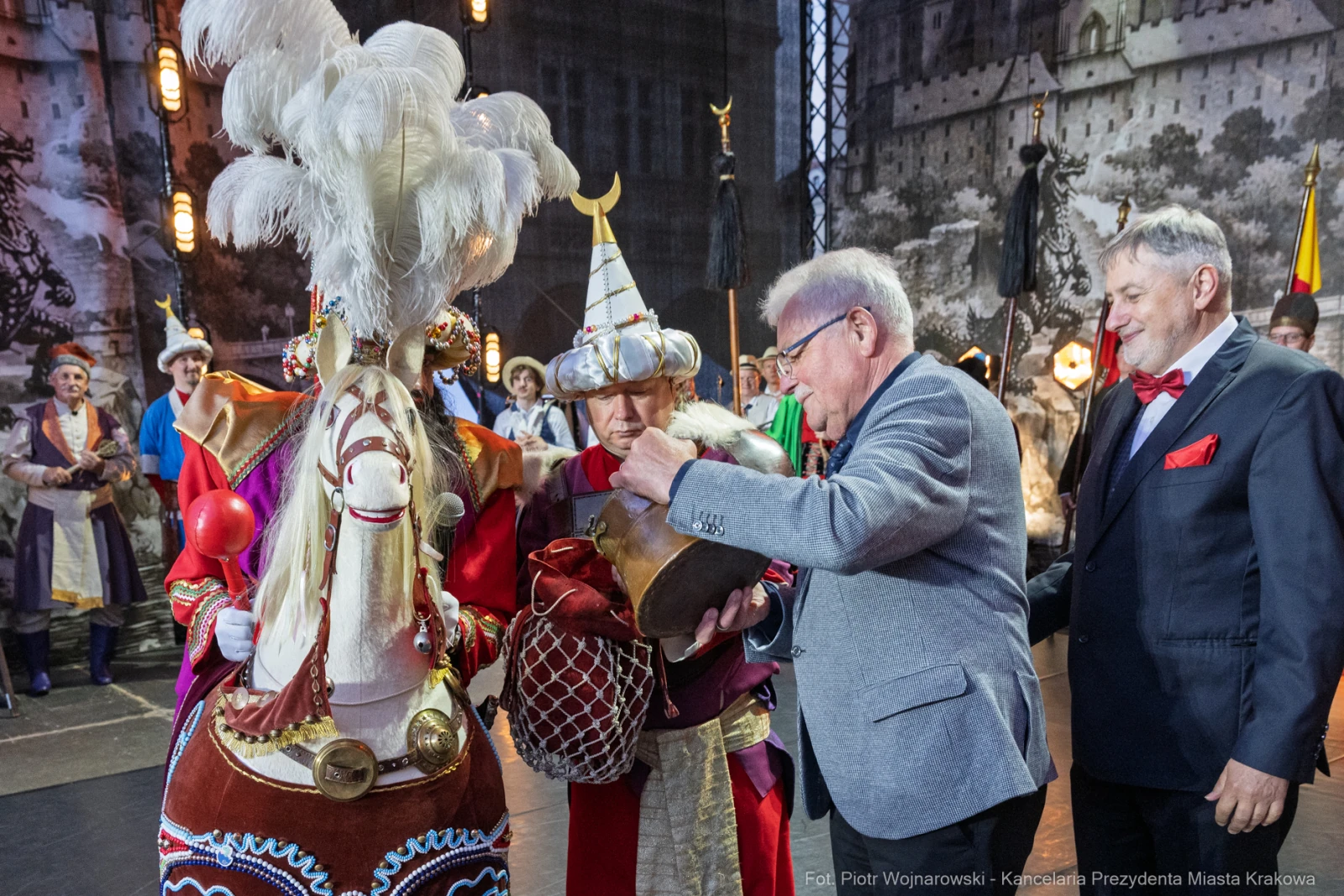 Uczestnicy wydarzenia w tradycyjnych strojach, z końmi i rekwizytami.  Autor: Piotr Wojnarowski