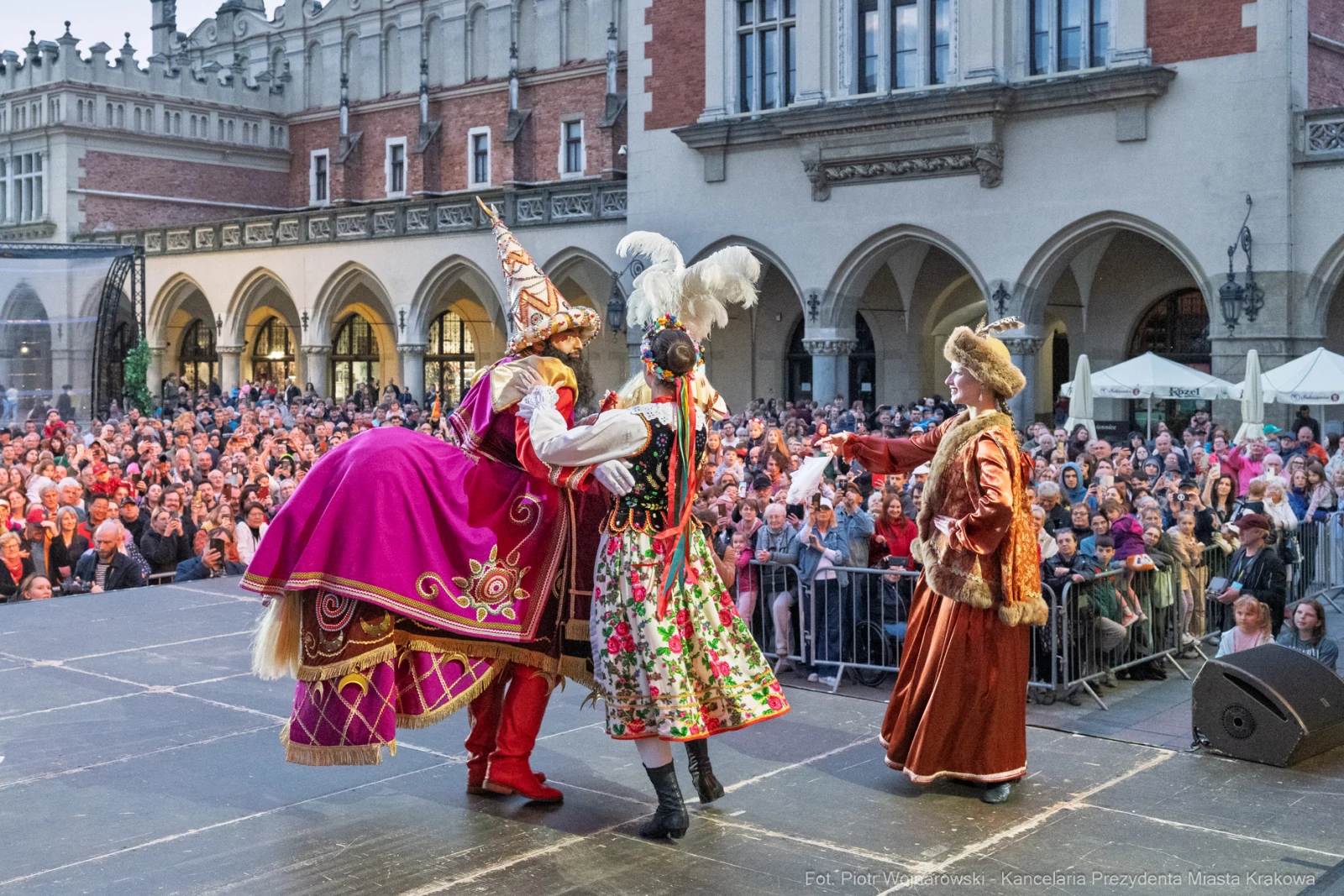 Występ artystów w tradycyjnych strojach na scenie przed tłumem widzów.  Autor: Piotr Wojnarowski