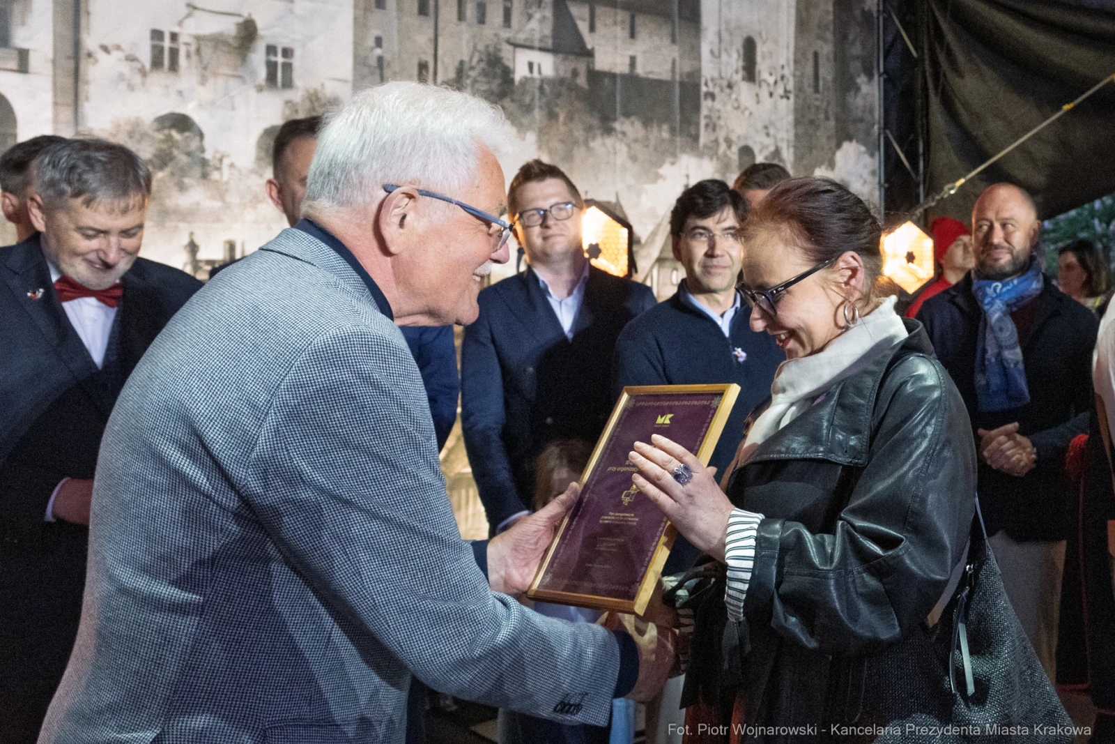 Wręczenie nagrody w uroczystej atmosferze, z uśmiechami i gratulacjami.  Autor: Piotr Wojnarowski