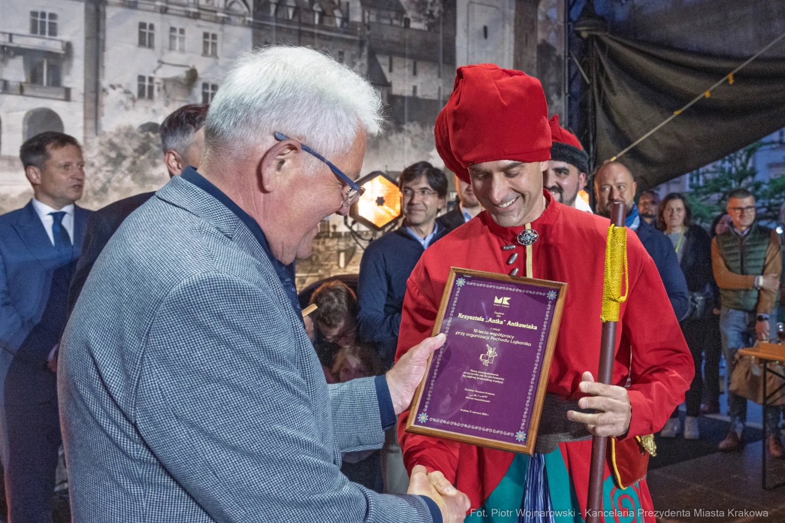Wręczenie nagrody w historycznych strojach na tle miejskiej scenerii.  Autor: Piotr Wojnarowski