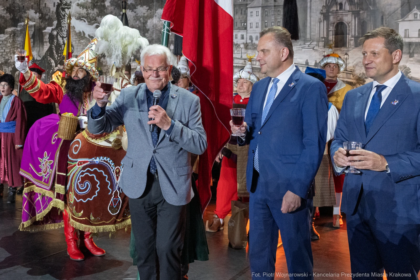 Uczestnicy wydarzenia w strojach ludowych wznoszą toast.  Autor: Piotr Wojnarowski