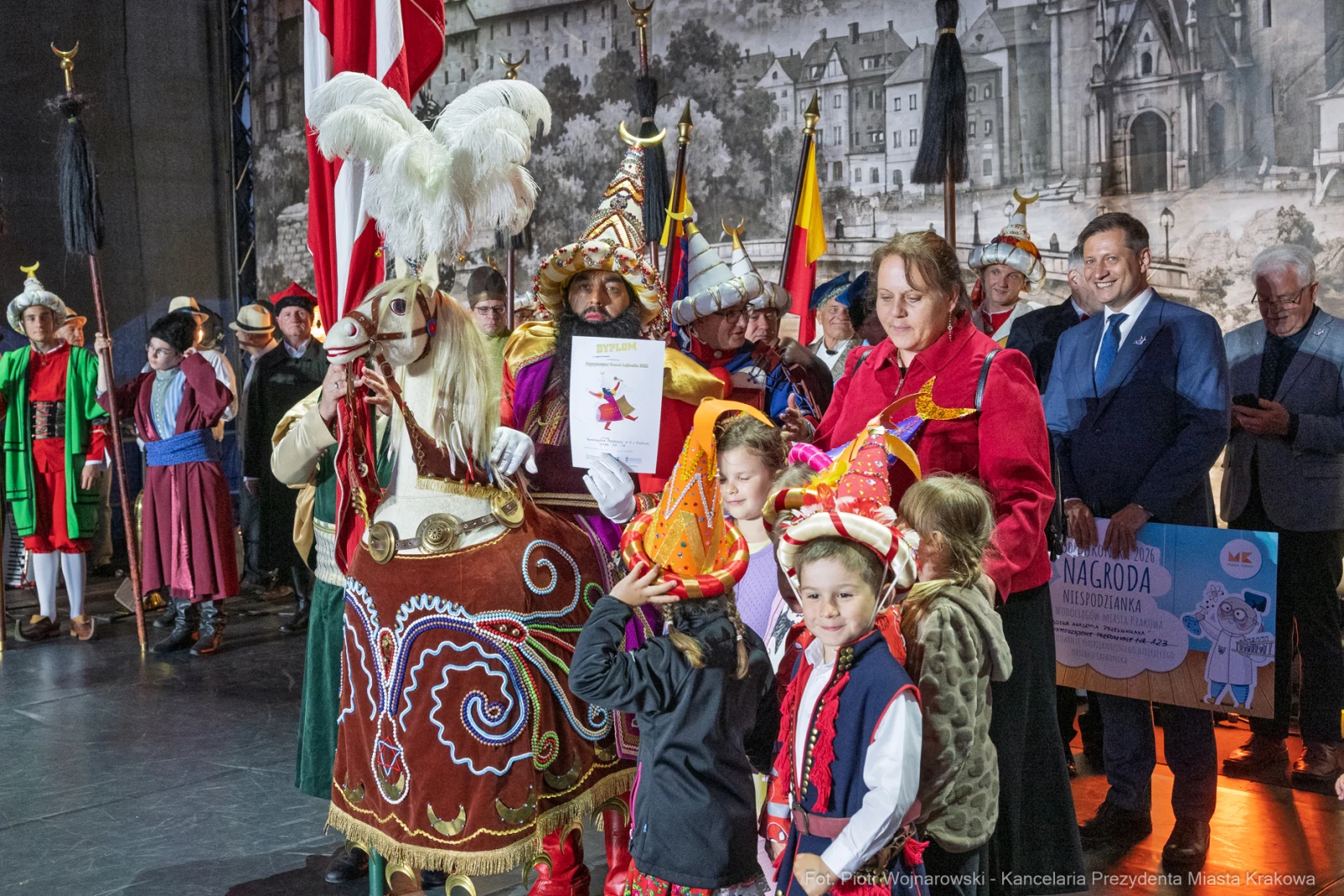 Uczestnicy wydarzenia w strojach ludowych z nagrodami i dekoracjami.  Autor: Piotr Wojnarowski