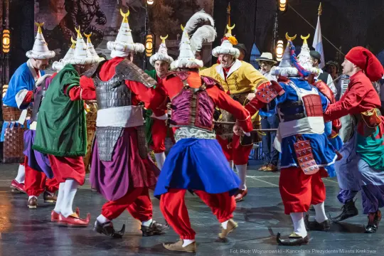 Tradycyjny taniec w kolorowych strojach ludowych.
