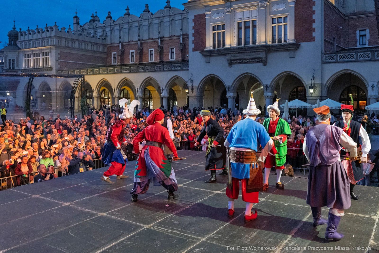 Tradycyjny taniec ludowy na scenie, z widownią w tle.  Autor: Piotr Wojnarowski