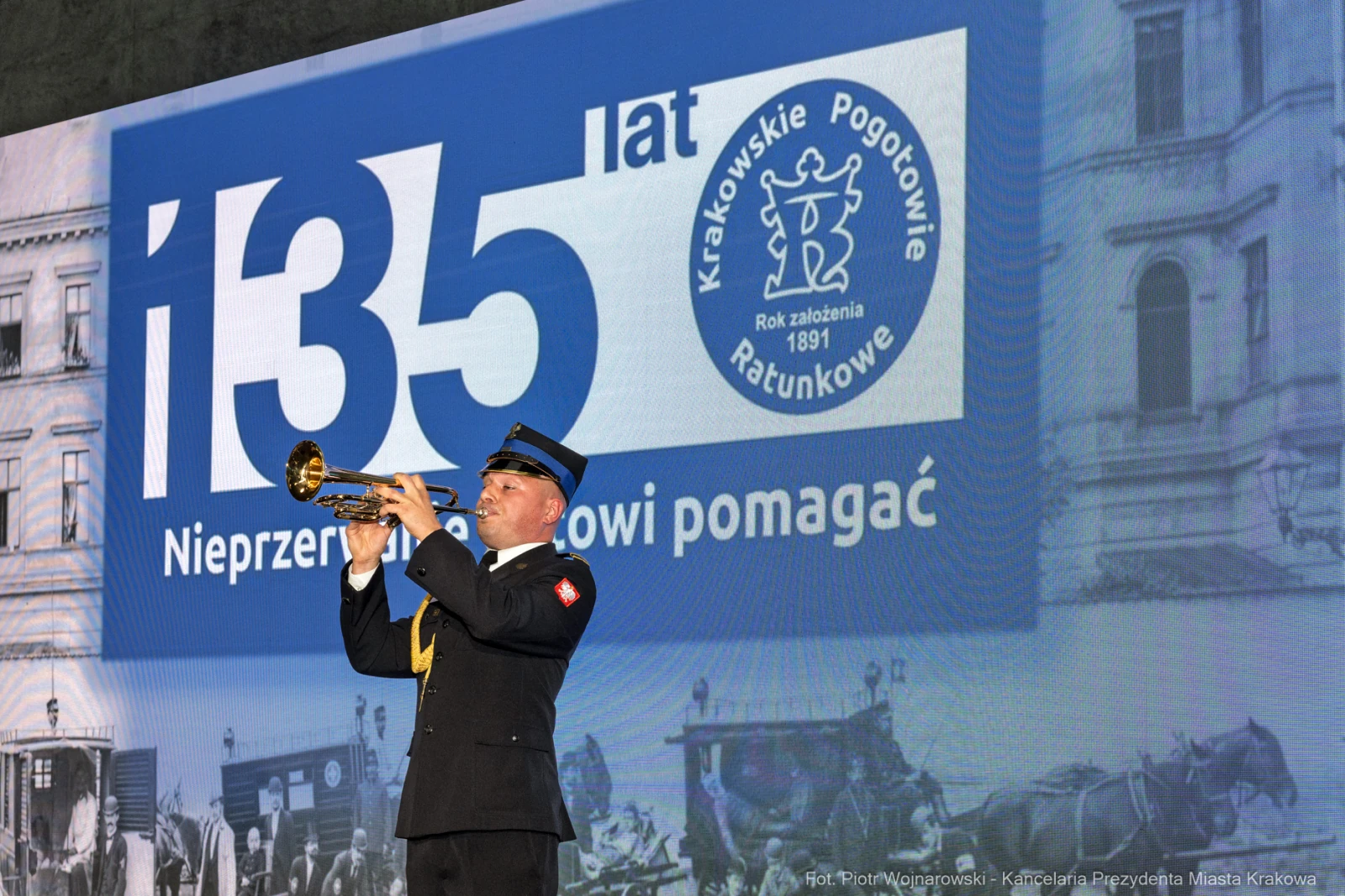 Mężczyzna w mundurze gra na trąbce podczas uroczystości z okazji 135-lecia Krakowskiego Pogotowia Ratunkowego.  Autor: Piotr Wojnarowski