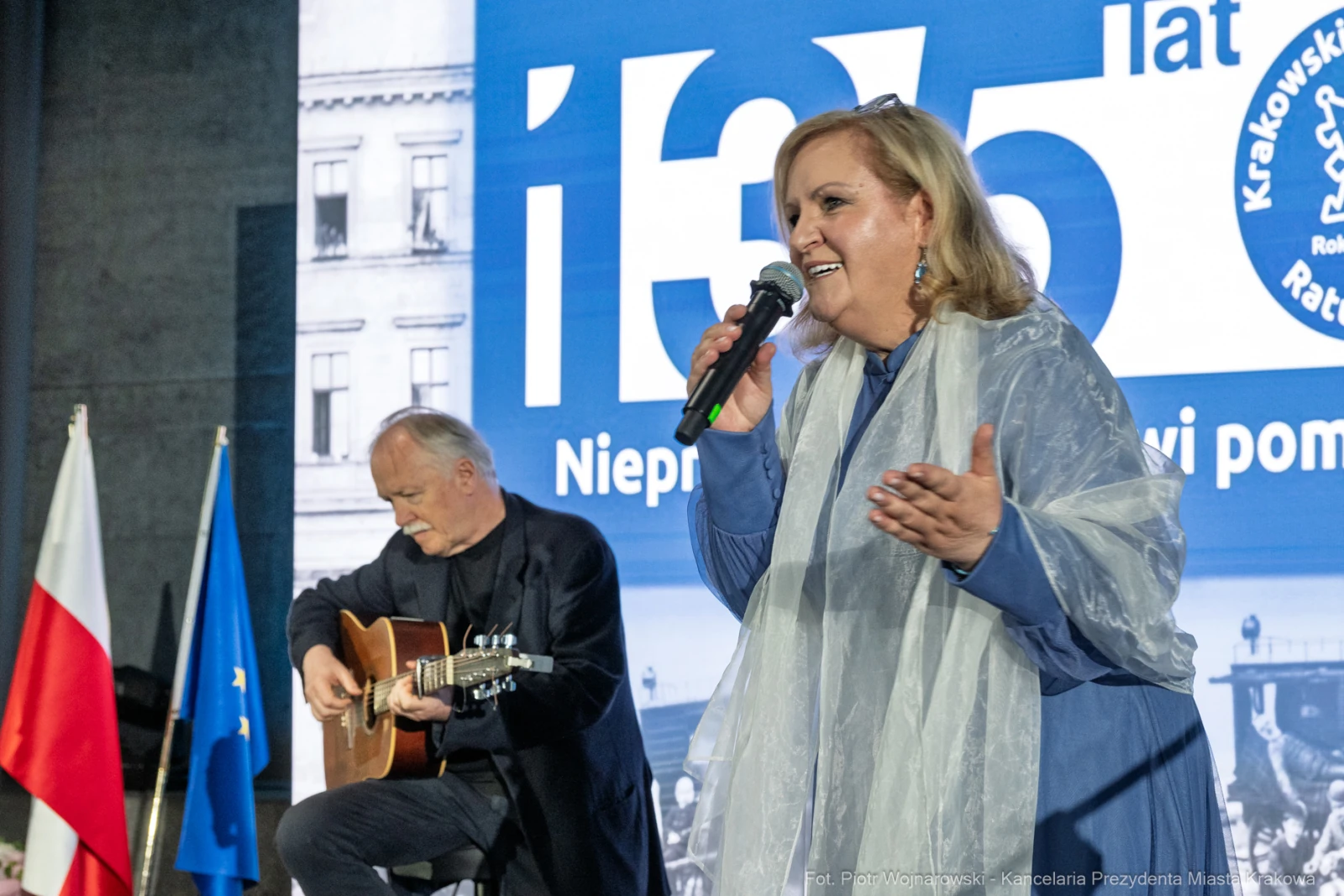 Kobieta śpiewa na scenie, towarzyszy jej muzyk grający na gitarze.  Autor: Piotr Wojnarowski
