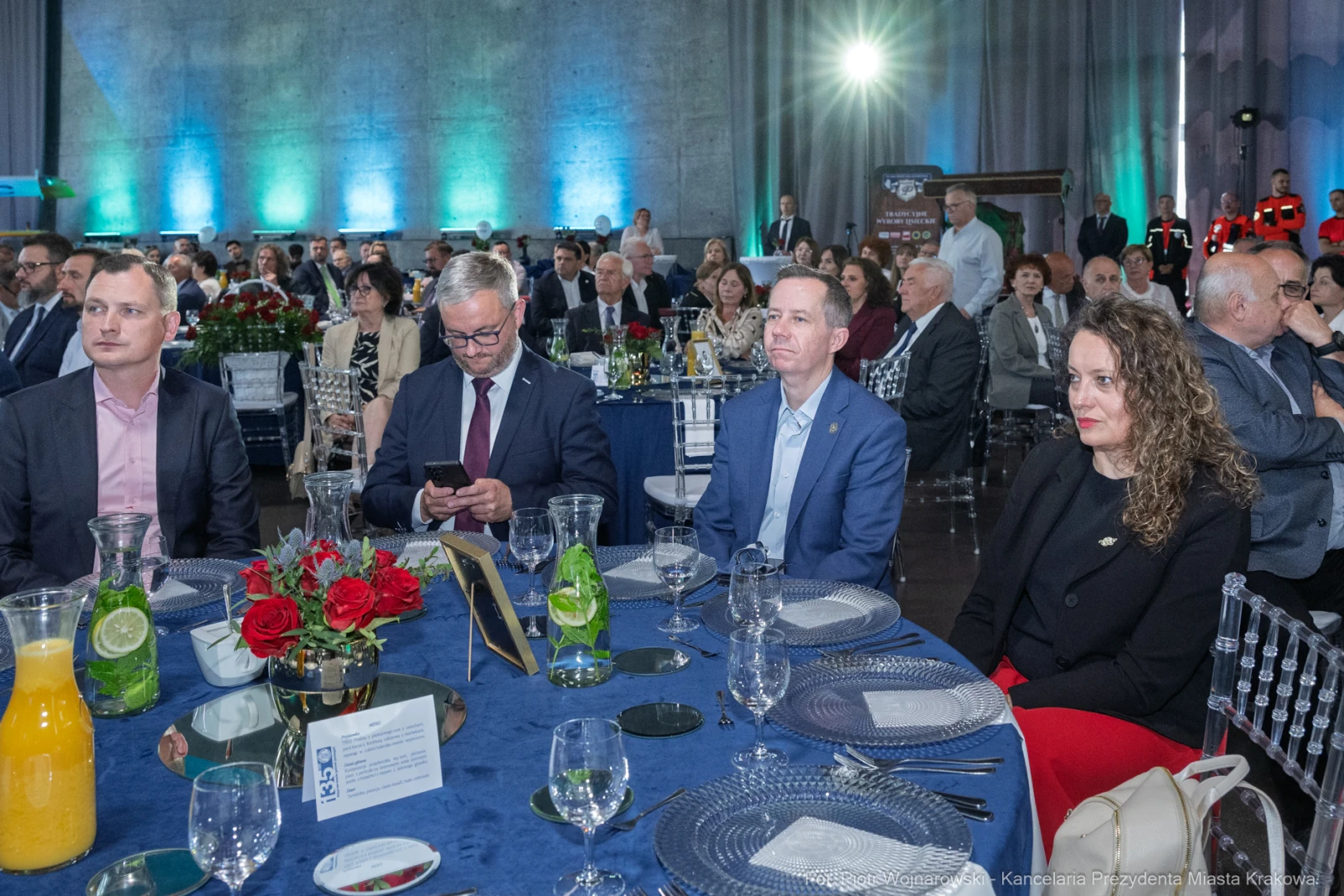 Uczestnicy wydarzenia siedzą przy elegancko nakrytych stołach w sali bankietowej.  Autor: Piotr Wojnarowski