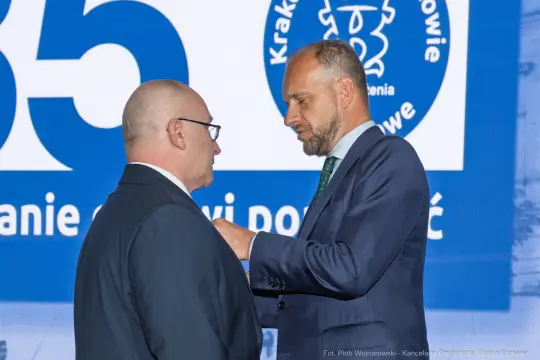Wręczenie odznaczenia podczas uroczystości w Krakowie.