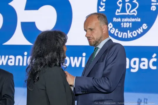 Wręczenie odznaczenia podczas uroczystości w Krakowie.