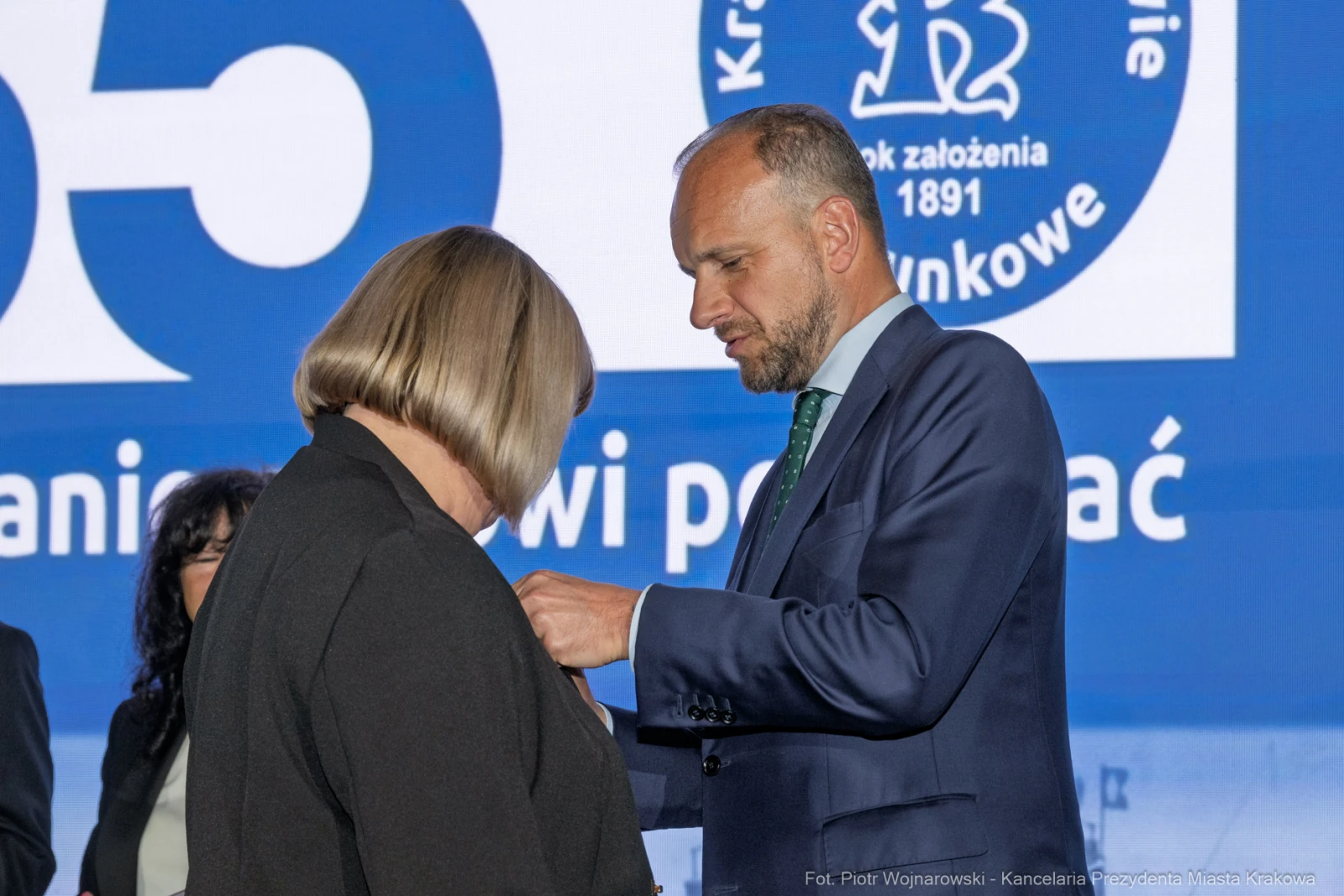 Wręczenie odznaczenia podczas uroczystości w Krakowie.  Autor: Piotr Wojnarowski