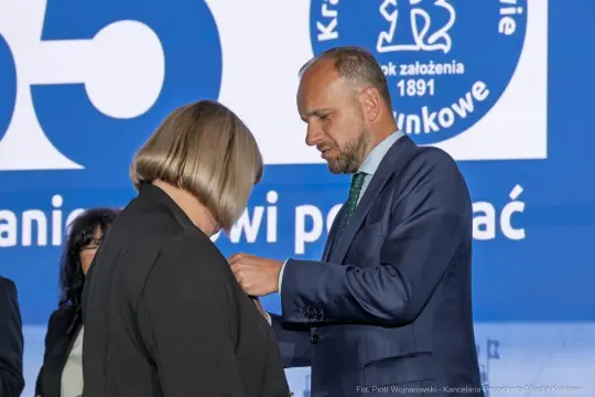 Wręczenie odznaczenia podczas uroczystości w Krakowie.