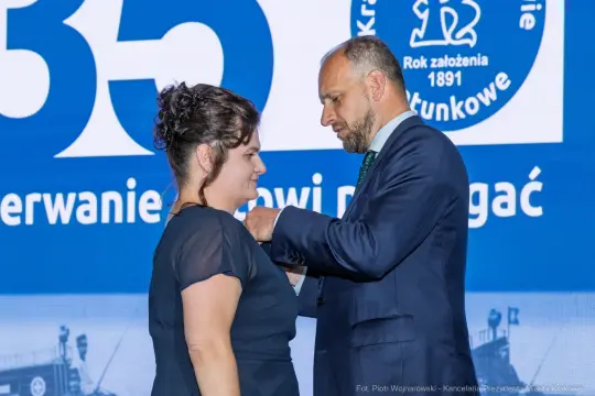 Wręczenie odznaczenia podczas uroczystości z okazji 35-lecia organizacji.