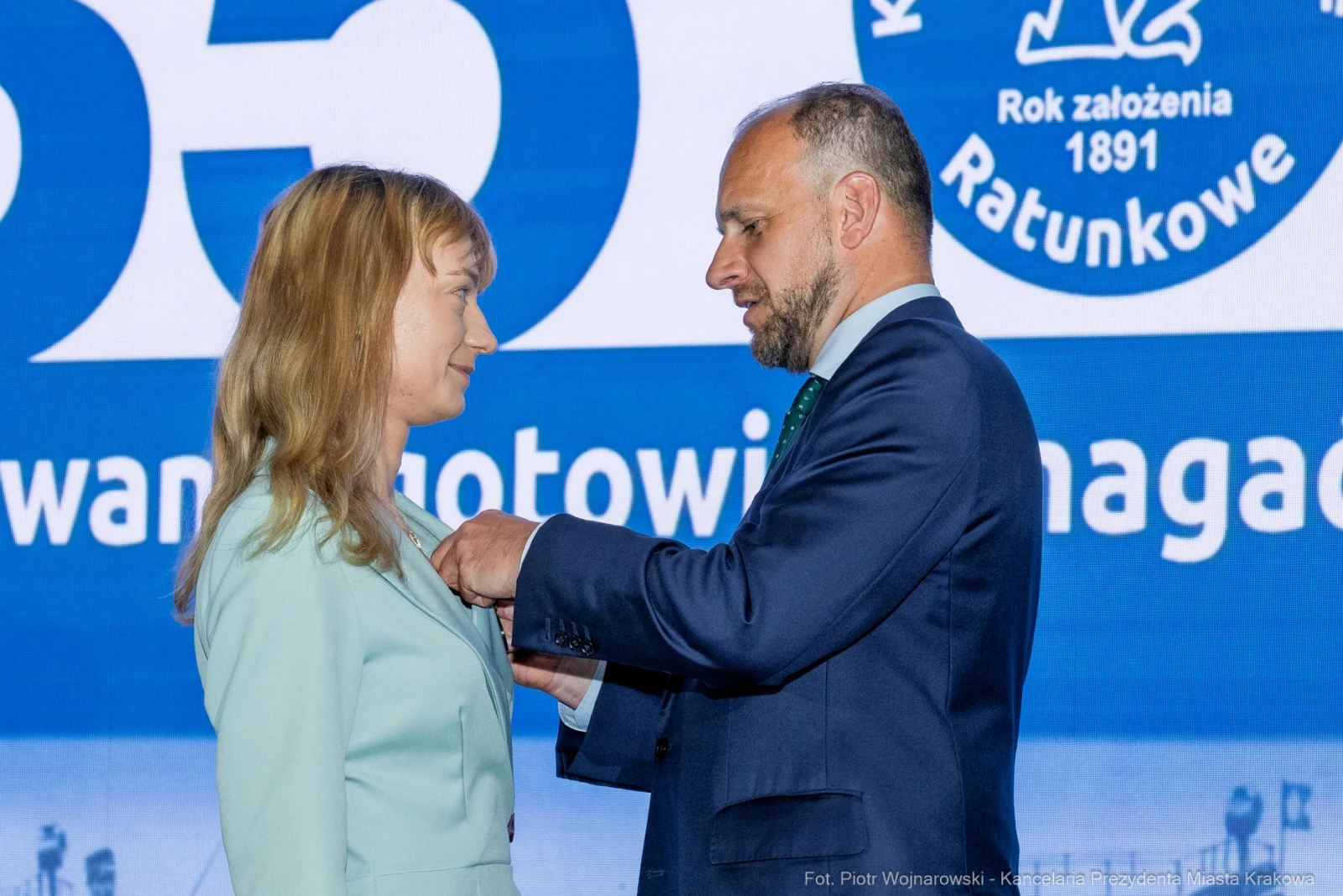 Wręczenie odznaczenia podczas uroczystości z okazji 130-lecia ratownictwa.  Autor: Piotr Wojnarowski