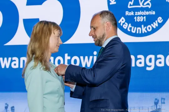 Wręczenie odznaczenia podczas uroczystości z okazji 130-lecia ratownictwa.