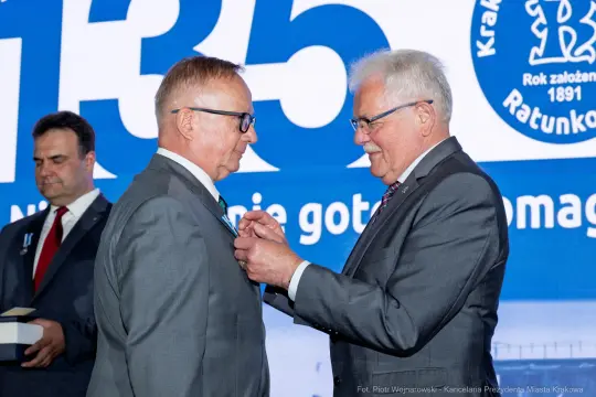 Wręczenie odznaczenia podczas uroczystości z okazji 135-lecia Krakowskiego Pogotowia Ratunkowego.