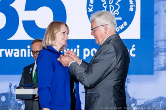 Wręczenie odznaczenia podczas uroczystości w Krakowie.