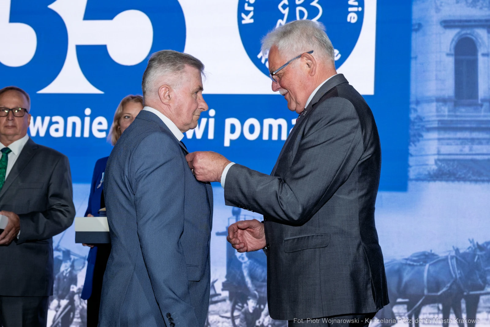 Wręczenie odznaczenia podczas uroczystości rocznicowej.  Autor: Piotr Wojnarowski