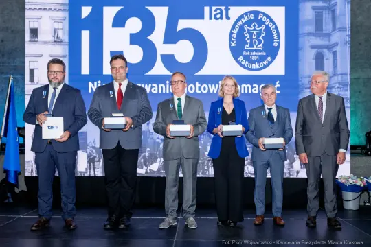 Uroczystość z okazji 135-lecia Krakowskiego Pogotowia Ratunkowego z wyróżnionymi gośćmi.