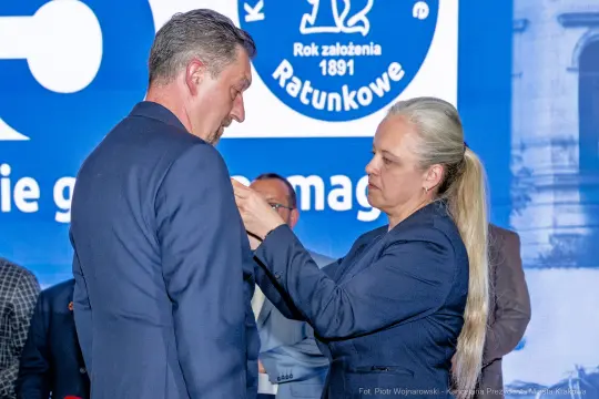 Wręczenie odznaczenia podczas uroczystości związanej z rocznicą ratownictwa.