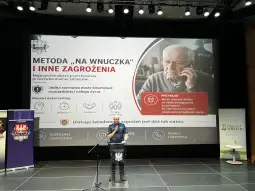 Prezentacja o zagrożeniach dla seniorów, z przykładem oszustwa telefonicznego.