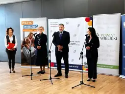 Konferencja prasowa z udziałem przedstawicieli ministerstw i lokalnych władz.