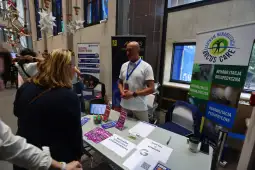 Stoiska informacyjne dotyczące rehabilitacji ortopedycznej i pediatrycznej.