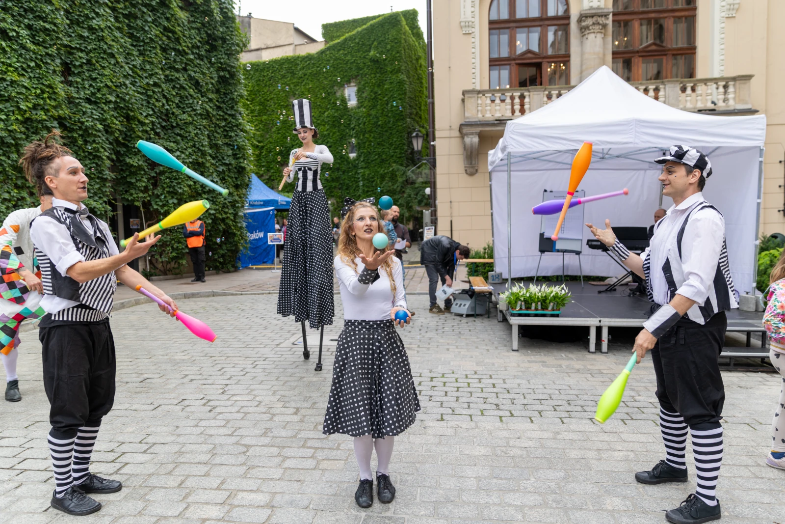 Artyści cyrkowi wykonujący sztuczki z żonglowaniem na ulicy.  Autor: Bogusław Świerzowski