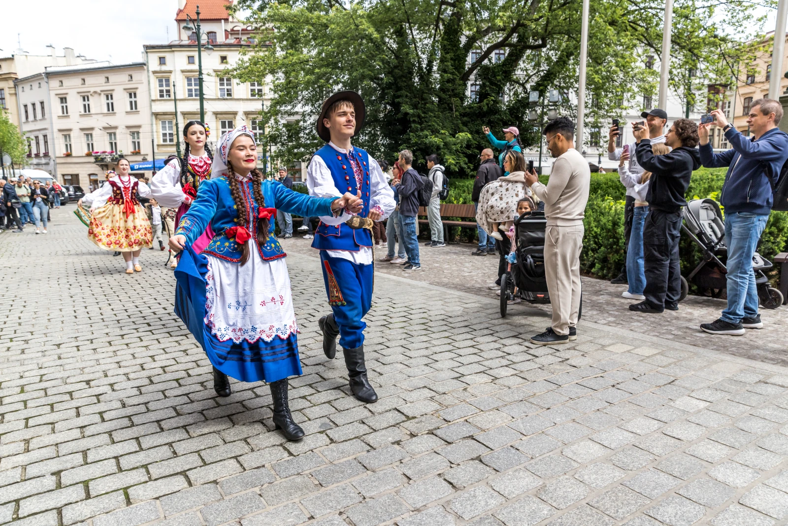 Tradycyjne tańce ludowe w strojach regionalnych na ulicach miasta.  Autor: Bogusław Świerzowski